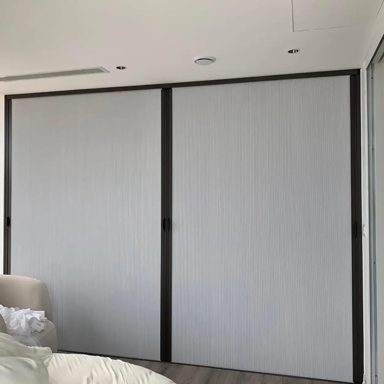 Palandöken bebek odası — honeycomb blackout, deliksiz montaj, tam karartma